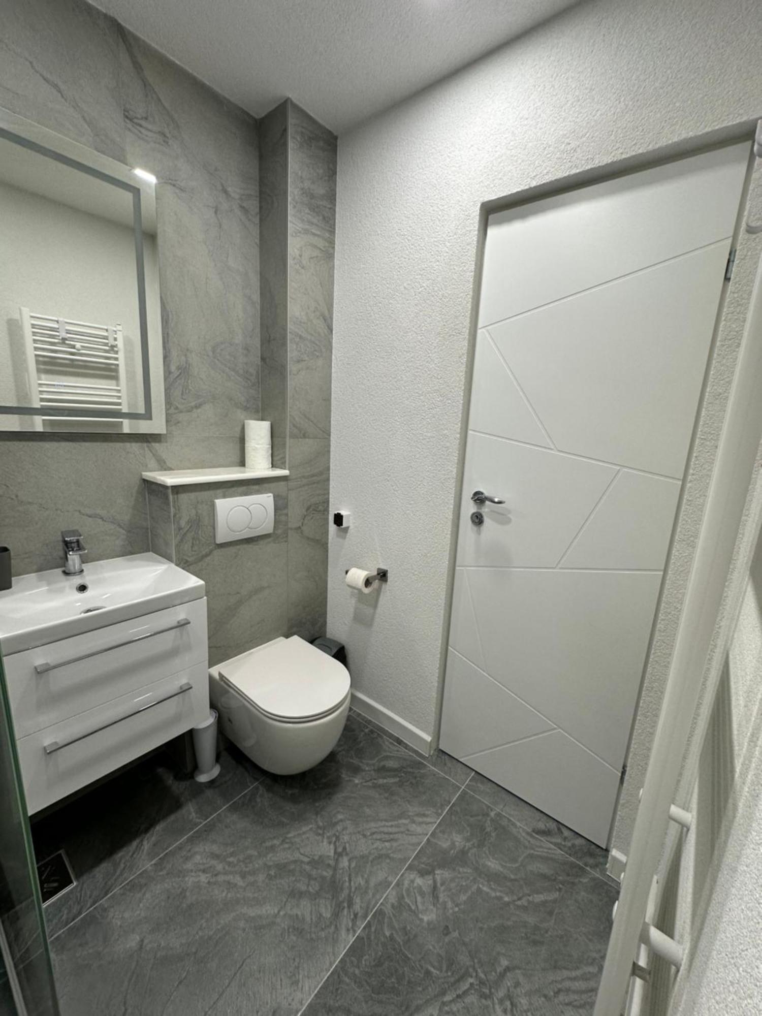 Apartament Ultra Central 3 Lägenhet Hunedoara Exteriör bild